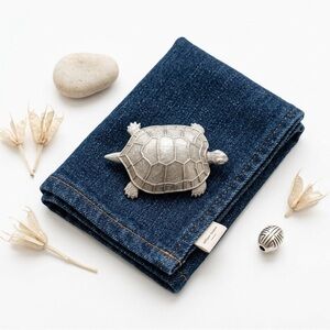 Byrufina Handmade big turtle pin brooch gold